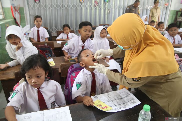 Layanan imunisasi polio di sekolah