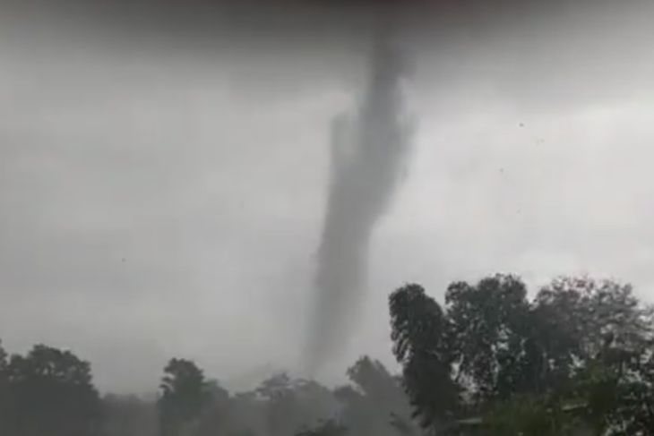 Angin kencang porak-porandakan dua desa di Bondowoso