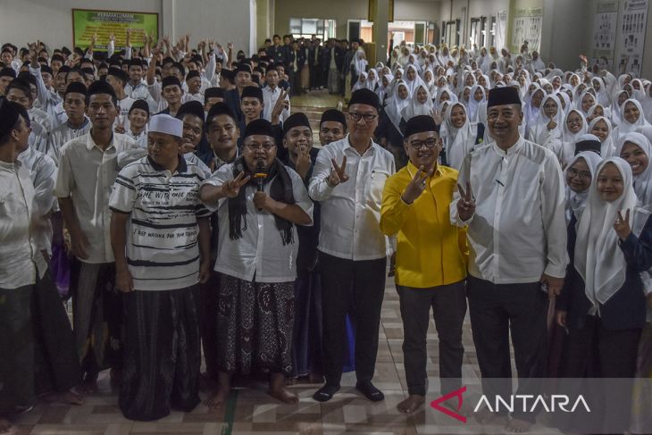 Silahturahmi Agus Gumiwang dengan santri dan ulama