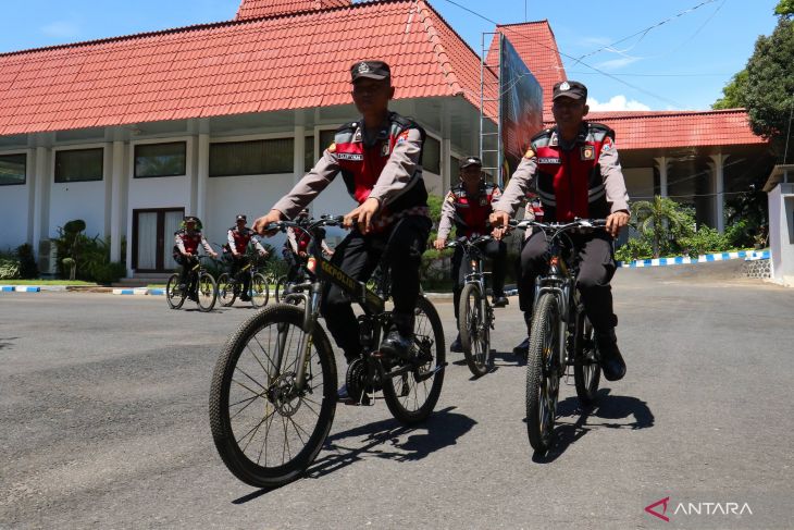 Polisi berpatroli dengan sepeda