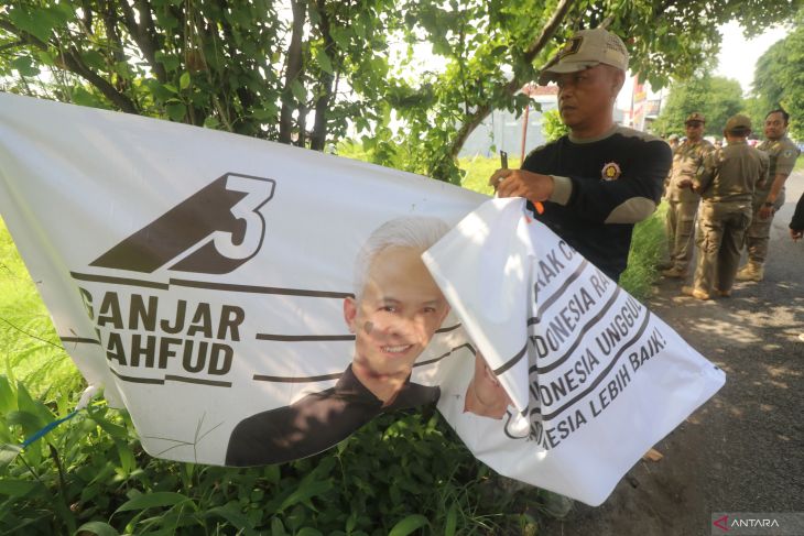 Penertiban alat peraga kampanye di Kediri