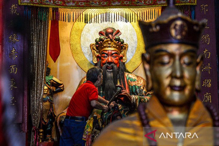 Pembersihan patung dewa di Vihara Dharma Ramsi Bandung