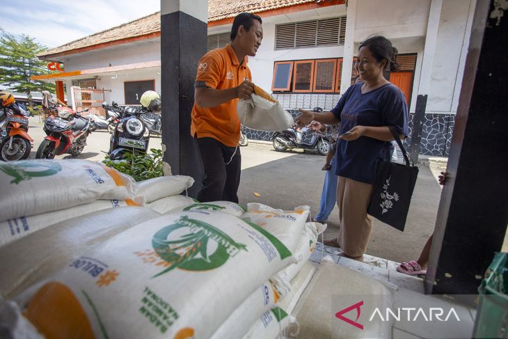 Penyaluran bantuan beras di Indramayu