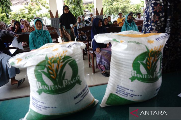 Penyaluran bantuan pangan di Jombang