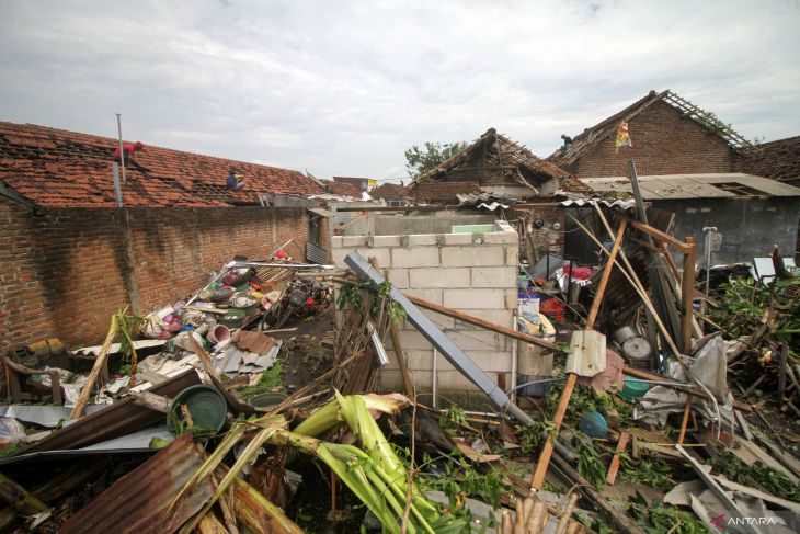 Dampak angin puting beliung di Sidoarjo