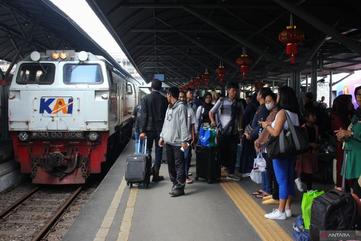 Arus penumpang KA di libur panjang di Surabaya