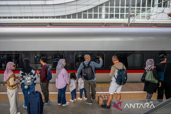 Lonjakan penumpang kereta cepat Jakarta-Bandung