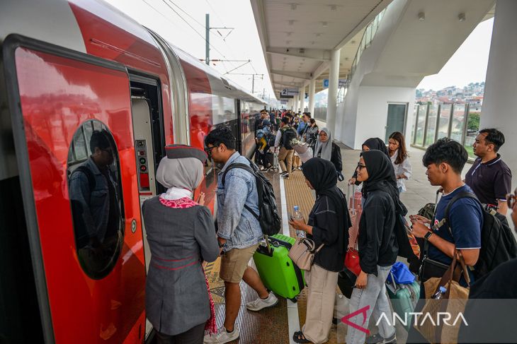 Lonjakan penumpang kereta cepat Jakarta-Bandung