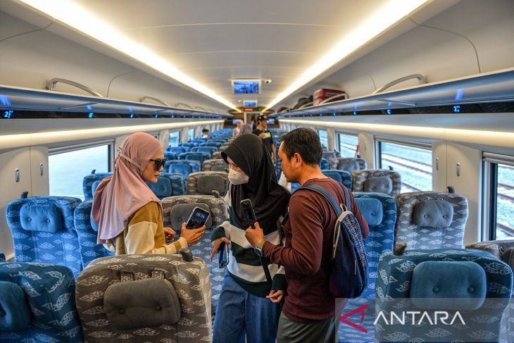 Lonjakan penumpang kereta cepat Jakarta-Bandung