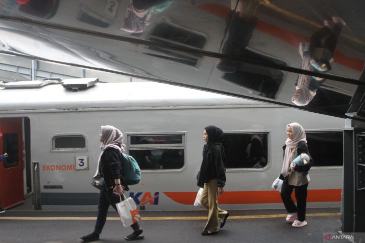 Arus penumpang saat libur Imlek di Stasiun Malang