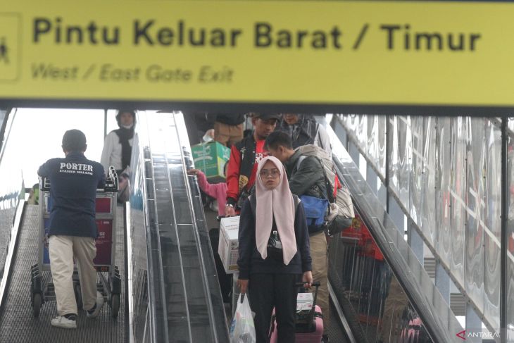 Arus penumpang saat libur Imlek di Stasiun Malang