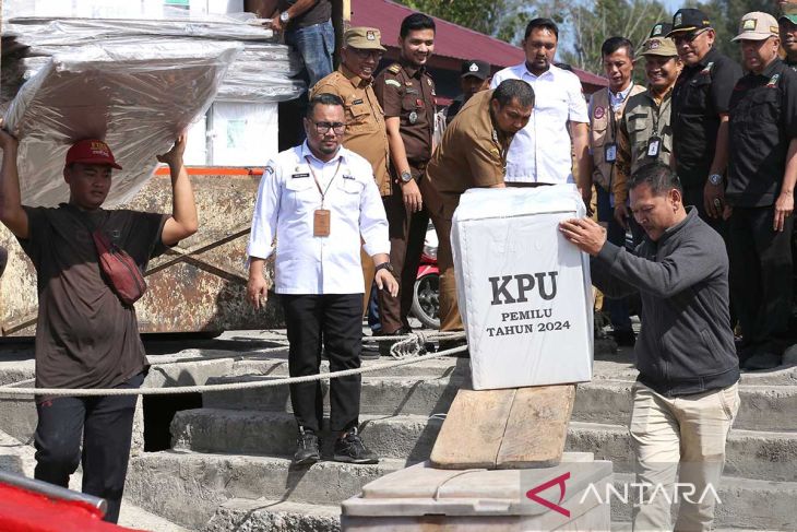 FOTO - Pendistribusian logistik pemilu ke Pulo Aceh