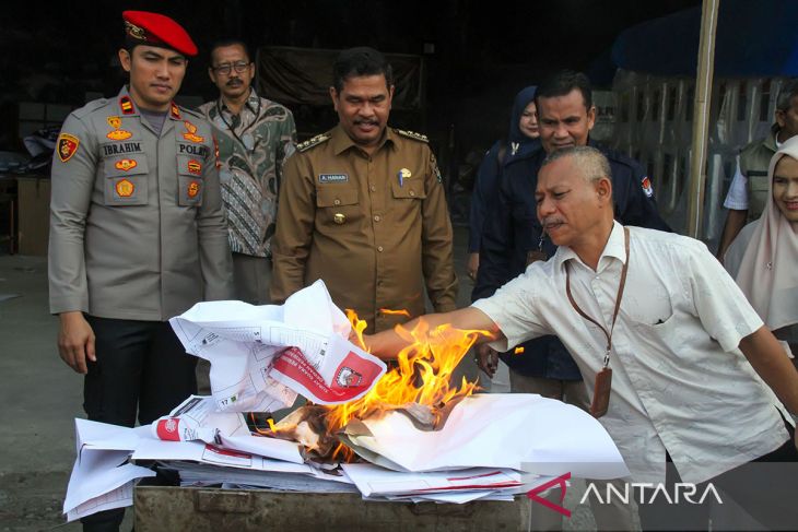 FOTO - Pemusnahan surat suara rusak Pemilu 2024