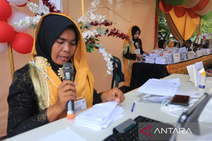 FOTO - Petugas KPPS gunakan pakaian adat di Aceh Barat