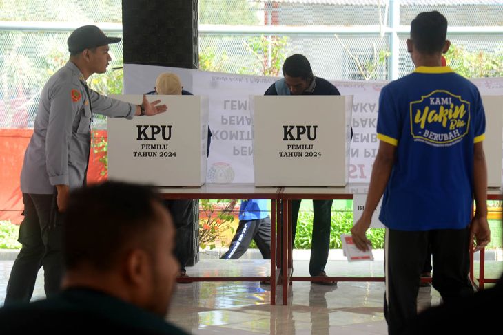 FOTO - Warga binaan mencoblos Pemilu 2024 di Lapas Banda Aceh
