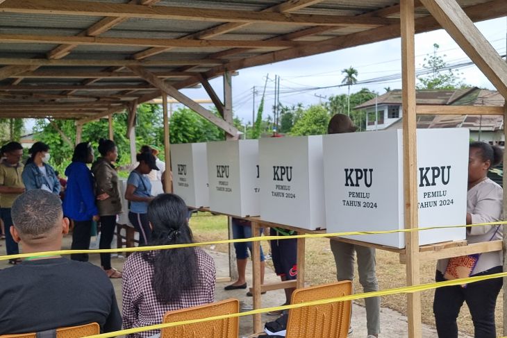Warga Kabupaten Manokwri menyalurkan hak suara pada Pemilu 2024