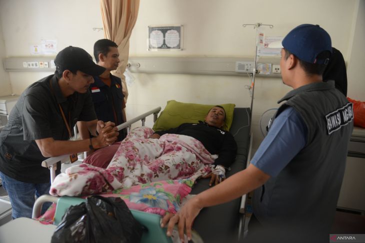 FOTO - Petugas panwaslih rawat inap di rumah sakit