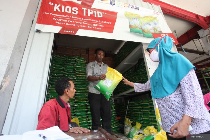 Kios TPID menjual beras murah