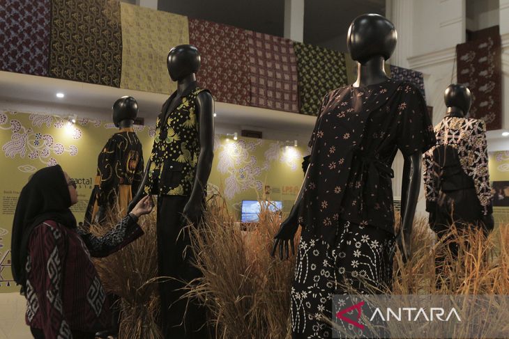 Pameran busana batik di Sukabumi