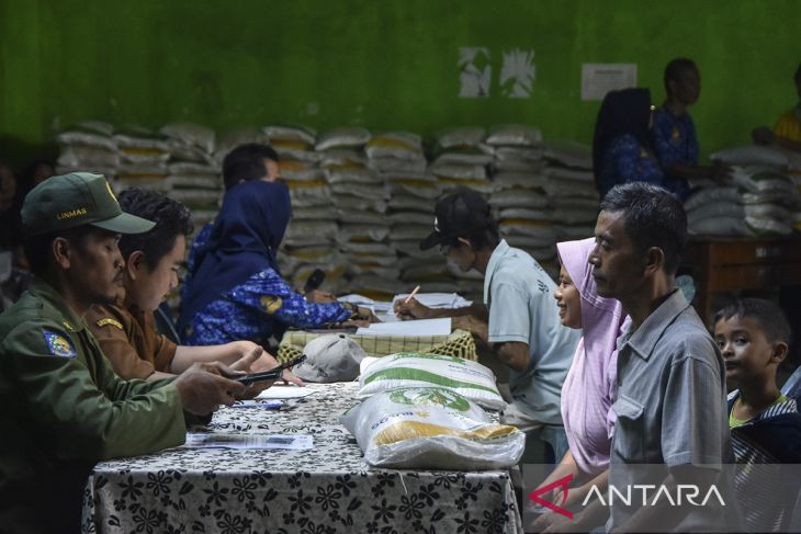 Penyaluran bansos beras di Tasikmalaya