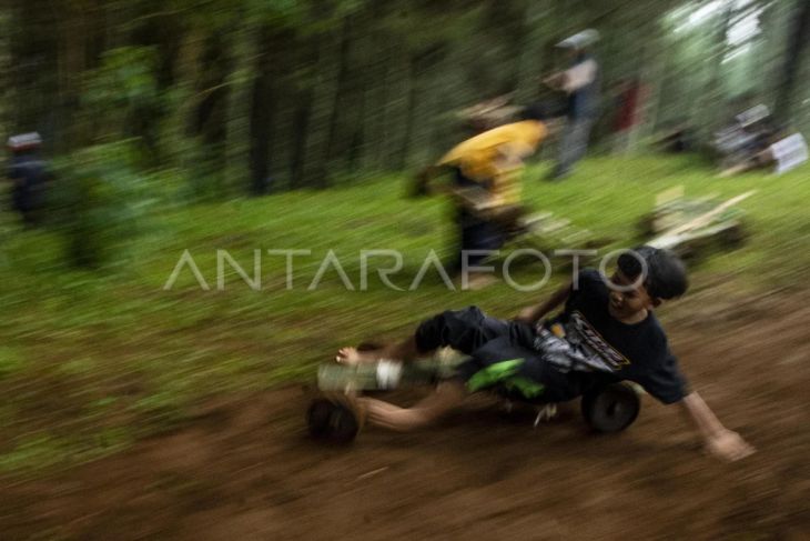 Permainan tradisional Kadaplak di Kampung Pasir Angling