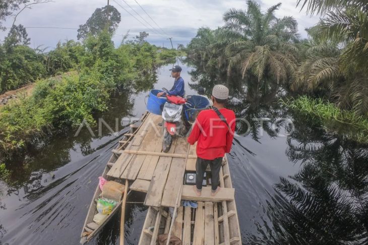 Jasa angkutan sepeda motor di jalan putus Muaro Jambi