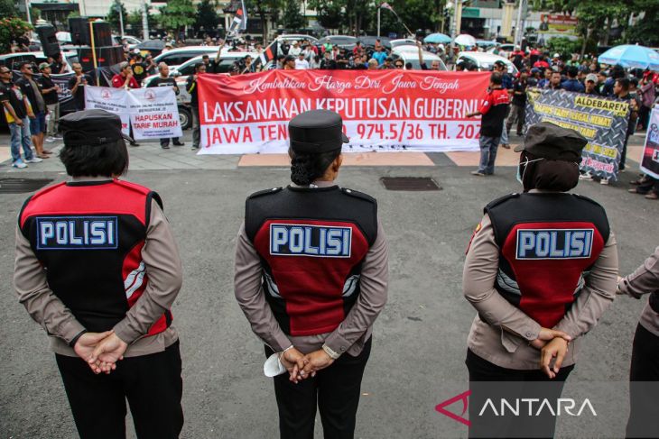 Unjuk rasa pengemudi taksi daring di Semarang