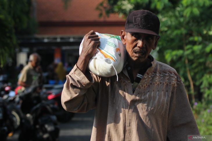 Penyaluran bantuan pangan beras 10 kilogram di Surabaya