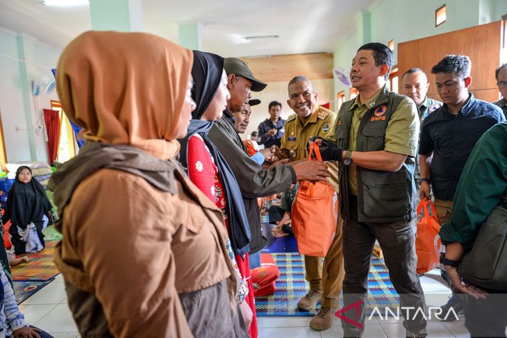 Bantuan bagi pengungsi bencana pergerakan tanah di kabupaten Bandung Barat