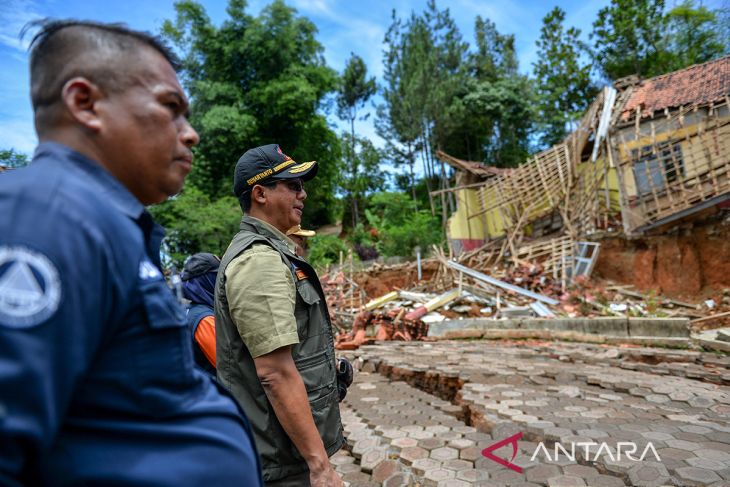 Bantuan bagi pengungsi bencana pergerakan tanah di kabupaten Bandung Barat