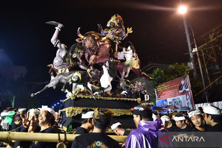 Parade Ogoh-ogoh menjelang Nyepi di Bali