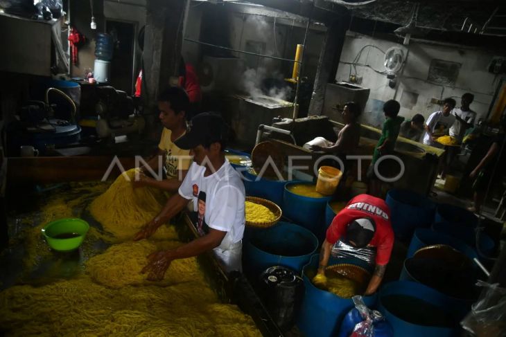 Produksi mie glosor di bulan Ramadhan