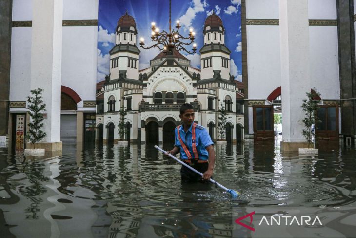 Stasiun Tawang terendam banjir