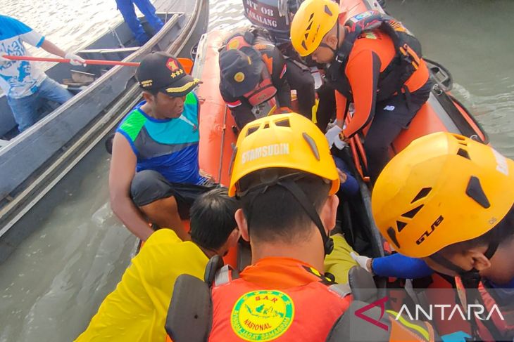 Evakuasi korban tenggelam di Pelabuhan Jelitik Sungailiat