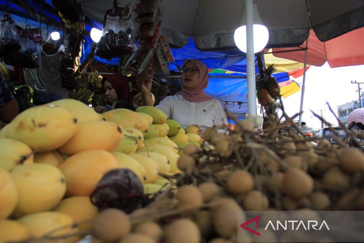 Pedagang Buah di Medan meningkat