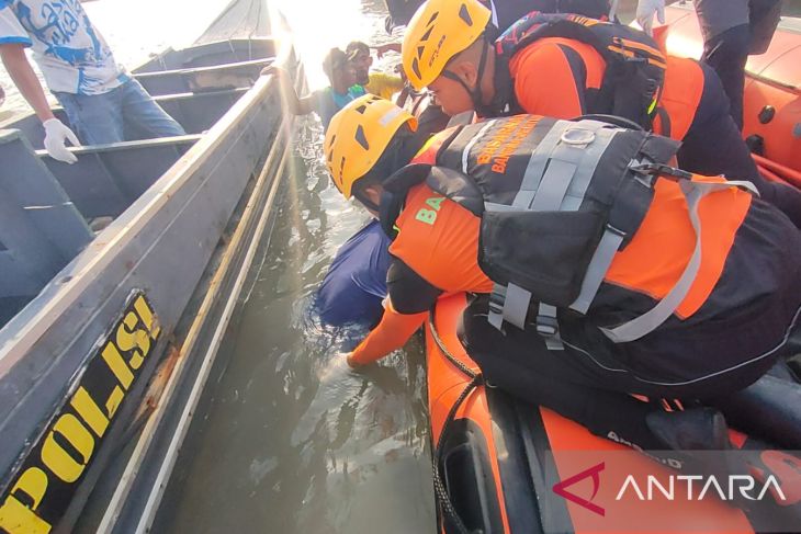 Evakuasi korban tenggelam di Pelabuhan Jelitik Sungailiat