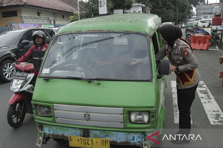 Polisi berbagi takjil di Sukabumi
