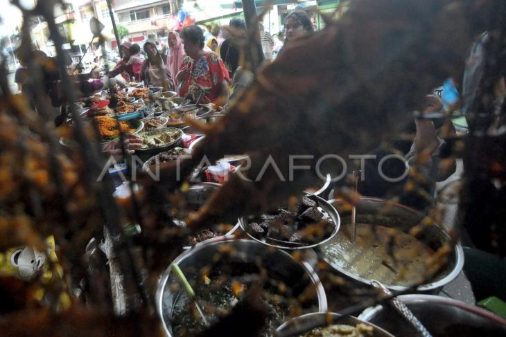 Penjualan makanan buka puasa di pasar takjil Bengkulu