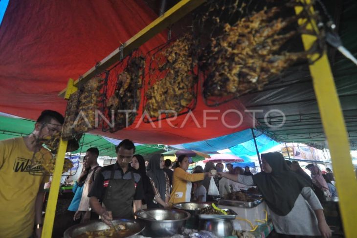 Penjualan makanan buka puasa di pasar takjil Bengkulu