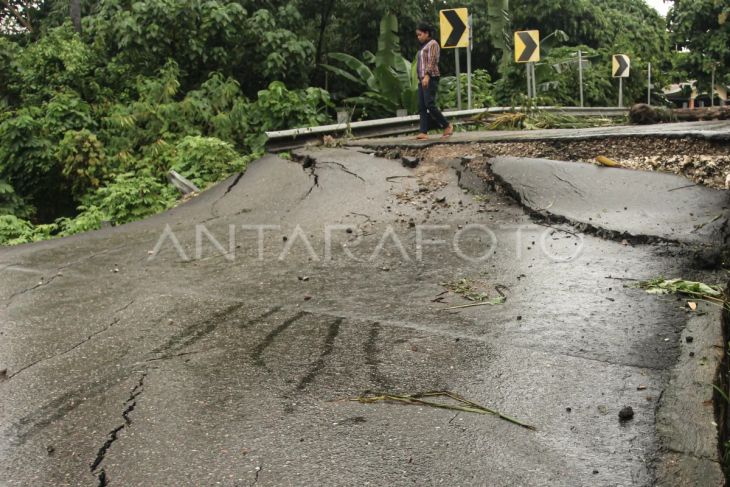 Jalan rusak di Kota Kupang