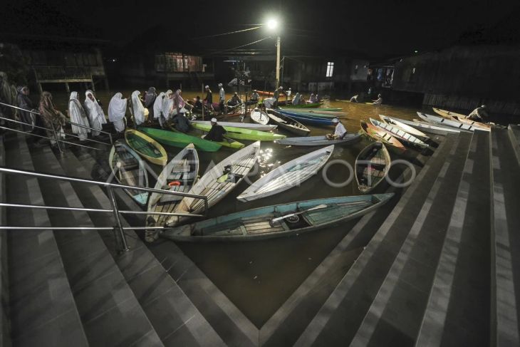 Shalat Tarawih saat banjir di Jambi