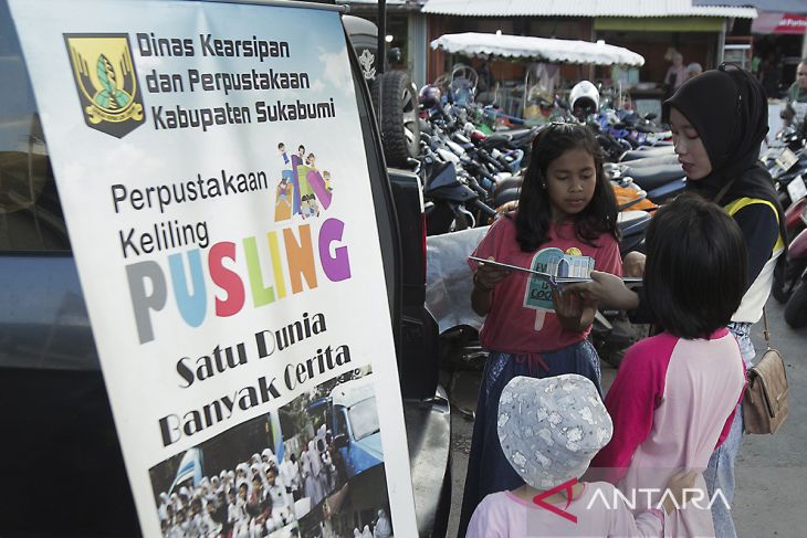 Ngabuburit baca buku di perpustakaan keliling