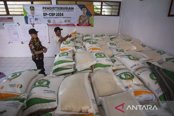 Penyaluran bantuan pangan di Indramayu