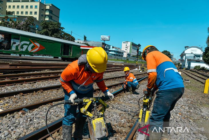 Perbaikan jalur kereta api di Bandung