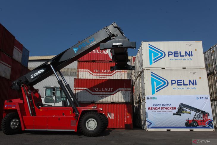 Alat pengangkat kontainer baru di Depo Pelni Logistics Surabaya