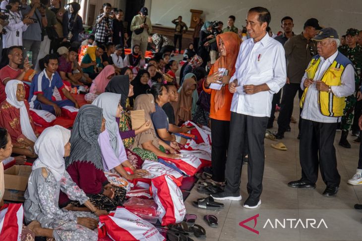 Presiden Joko Widodo tinjau pengungsi banjir di Demak