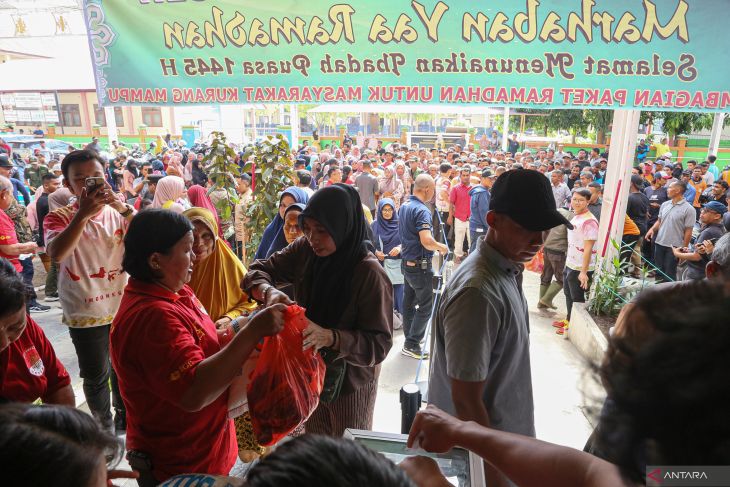 FOTO - Toleransi di Aceh, Etnis Tionghoa bagikan sembako Ramadhan