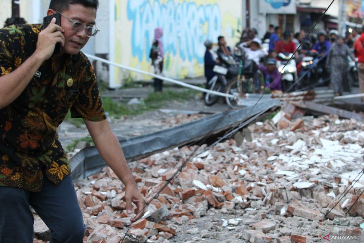 Kerusakan bangunan pascagempa di Surabaya