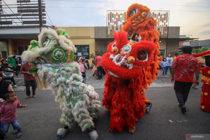 Barongsai berbagi di bulan Ramadhan