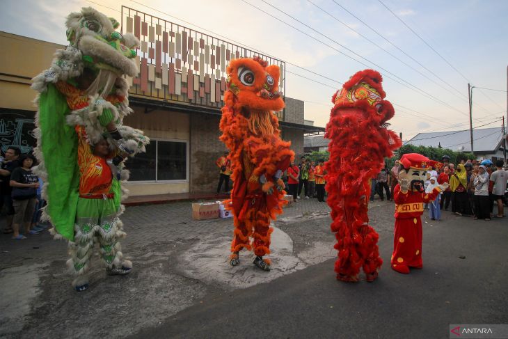 Barongsai berbagi di bulan Ramadhan